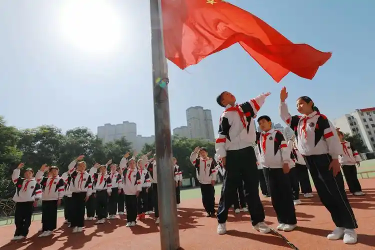 为祖国庆生向国旗敬礼