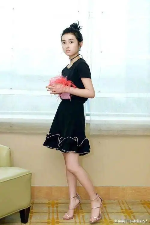 张子枫穿高跟鞋亮相活动遭嘲笑? 少女就该有少女的样子?