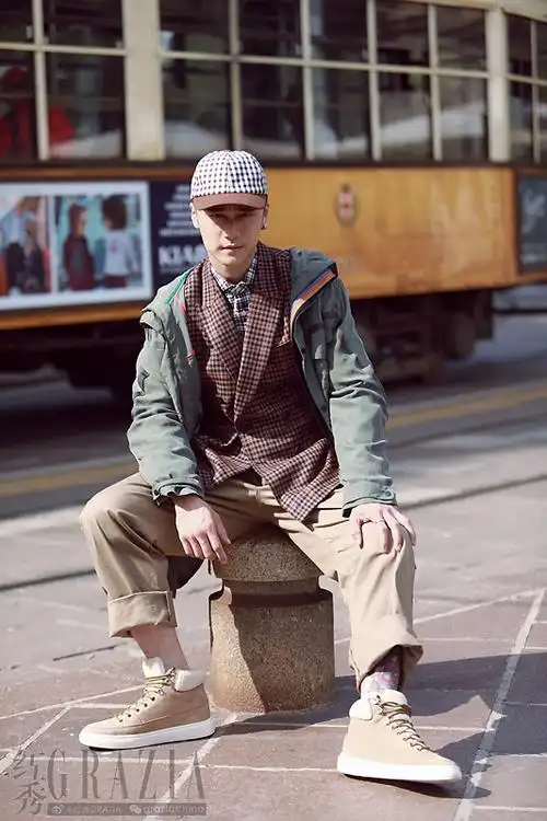 蒋劲夫街拍漫步米兰街头 化身工装少年元气十足