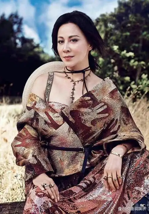 刘嘉玲居然撞脸那英?留短发拍杂志好似双胞胎,56岁身材火辣