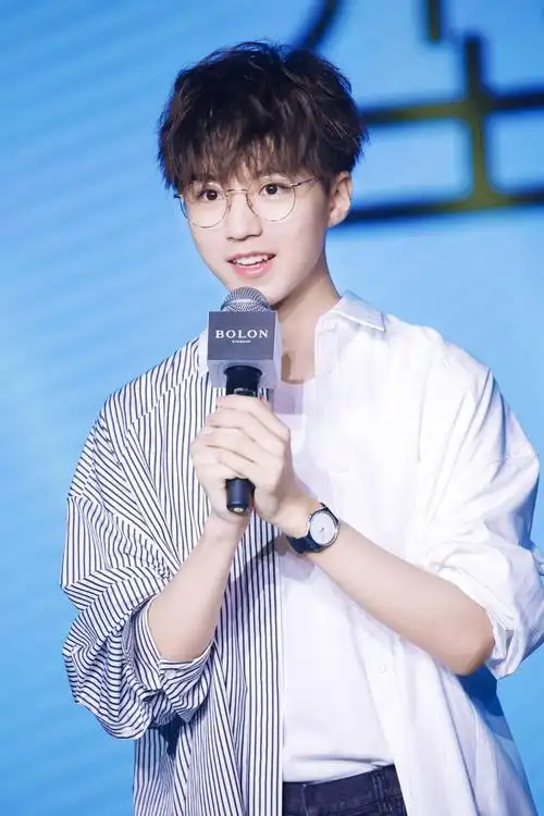 王俊凯眼镜帅哥图鉴 散发不可言说的魅力