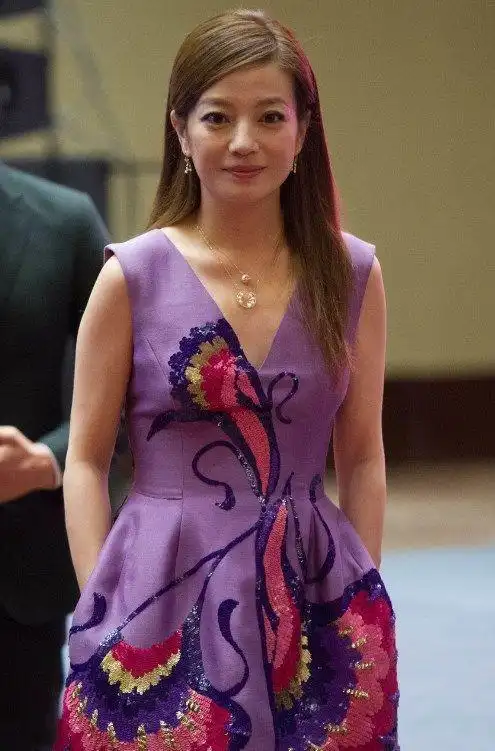 赵薇出席活动网友哇这已经不是当年的那个赵薇了