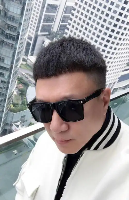 孙红雷晒近照自称颜神,只有我觉得他的发型像三岁小孩吗?