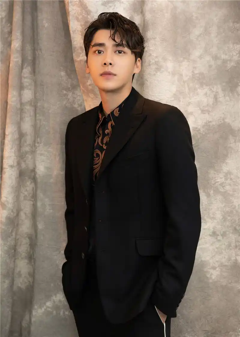 李易峰首度挑战vlog时尚盛典耿直晒屏保