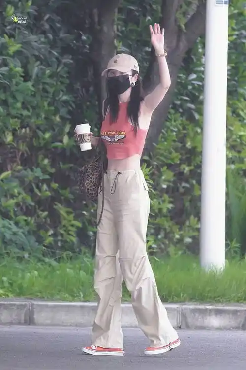 杨幂不愧是街拍的神!穿短袖戴绿帽子素颜惊艳机场,大长腿太辣了