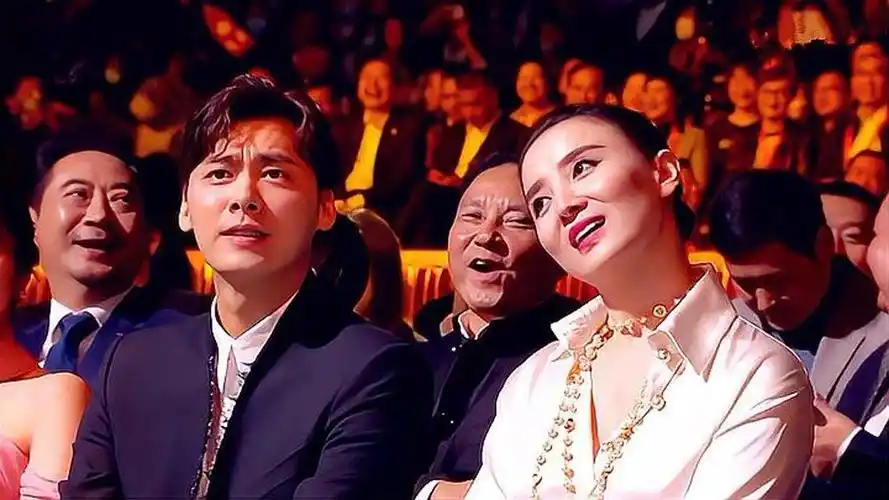 赵丽颖还真是蠢萌,台上这一举动,让李易峰皱眉宋佳歪头!
