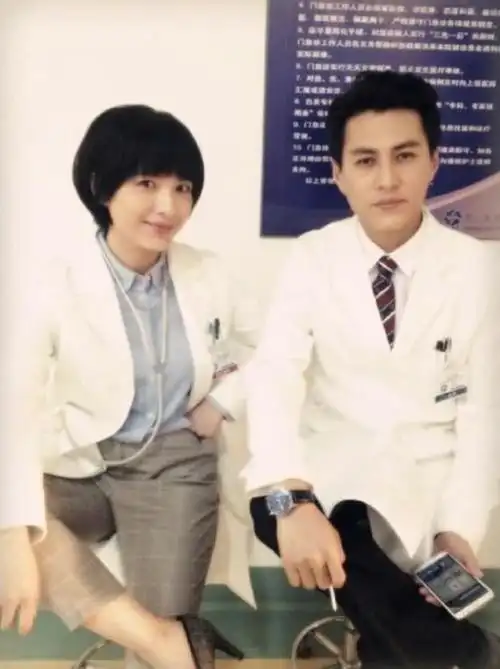 回顾演员靳东在父母离异的阴影下长大离过婚的女人更应该被爱