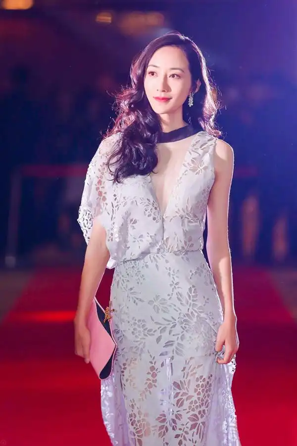 韩雪蕾丝礼服仙气十足,镂空设计性感又不太性感