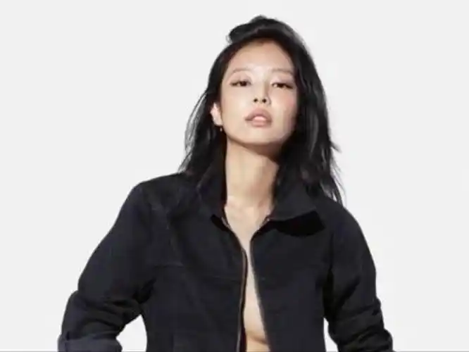 jennie穿内衣拍照身材窈窕 真空出镜变性感小野猫