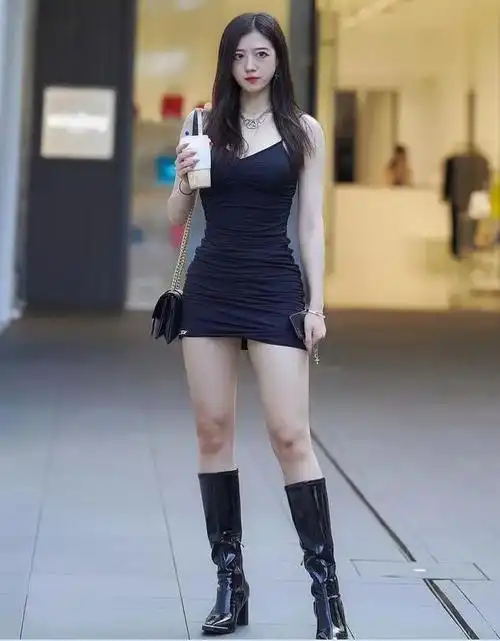 长腿美女脚上的长靴换成你穿的话可能要到膝盖