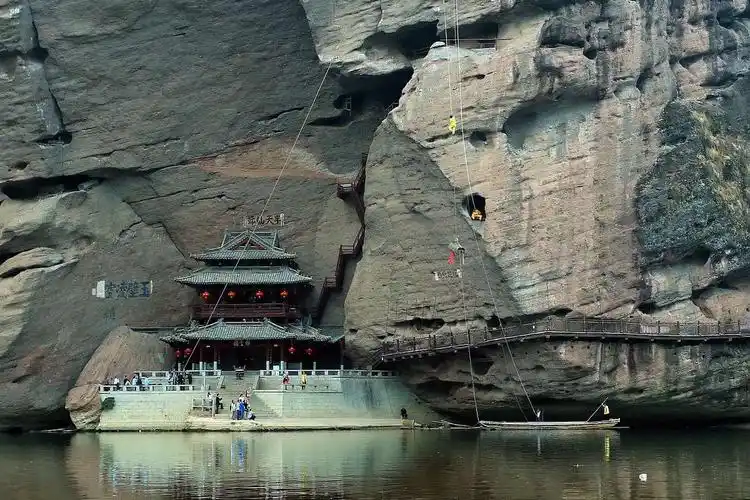 江西龙虎山景区仙女岩景观全景.