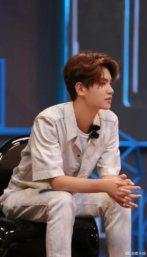 侧颜帅哥图鉴#感受一下黄明昊的完美侧颜 致命喉结鲨,双重性感腿