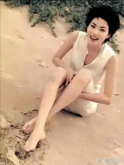 年轻时的王菲,沙滩上罕见露脚丫,原来天后也有拇指