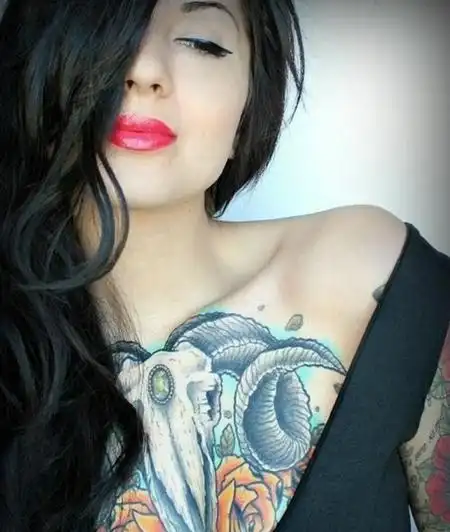 性感美女胸前羊骷髅纹身彩绘图案