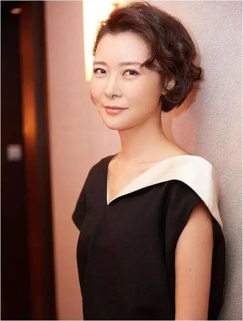 和李泉结束恋情后不久,柯蓝在电视剧《靠近你,温暖我》中再次与耿乐