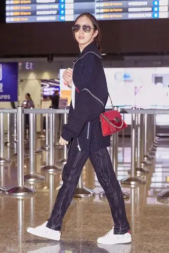 林依晨2018年10月机场街拍:身着纪梵希 (givenchy) 拉链毛衣,搭配同