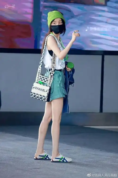 杨幂不愧是街拍的神穿短袖戴绿帽子素颜惊艳机场大长腿太辣了