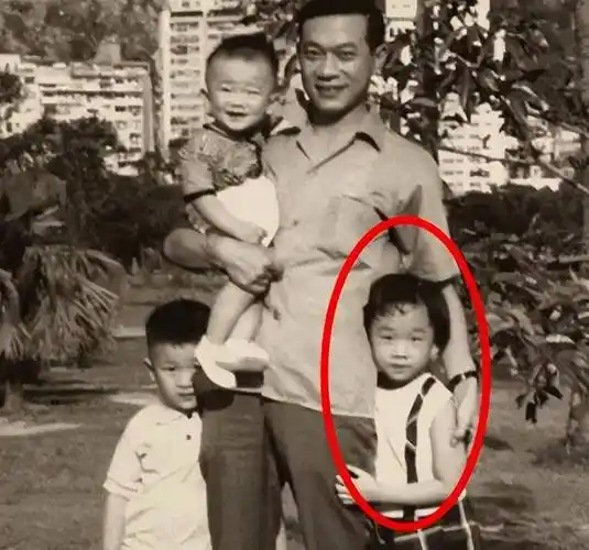 在百花绽放的娱乐圈里,林忆莲的外貌并不出众,小时候就是这样.