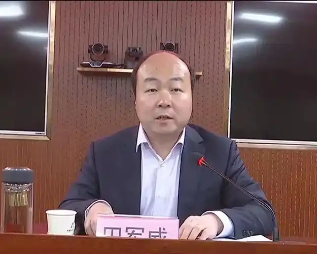 县委副书记,县长田军威,副县长盖青松出席会议,指挥部和60个分包责任