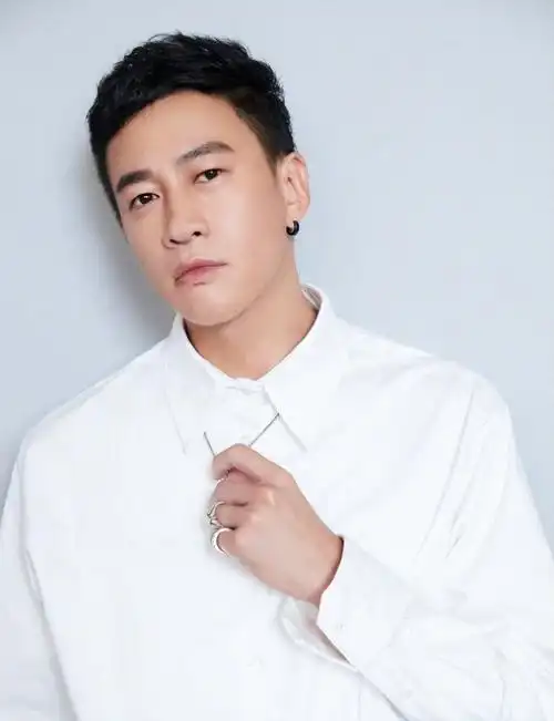 46岁何润东近照曝光身材壮硕肌肉明显小7岁妻子罕出镜