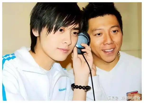 在大学期间,李易峰报名参加了选秀节目《加油好男儿》.