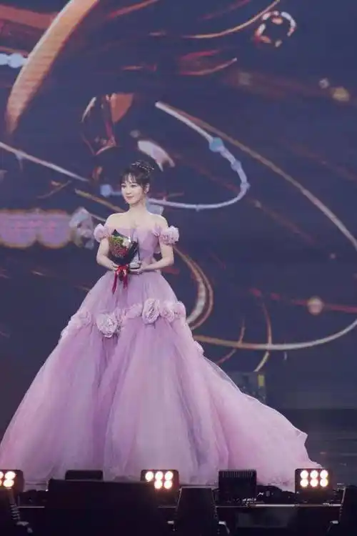 原创杨紫瘦了一身粉色拖尾蓬蓬长裙亮相微博之夜直角肩真美