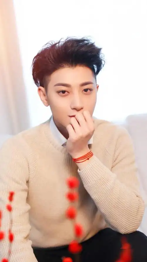 演员黄子韬炫酷又帅气来看写真照