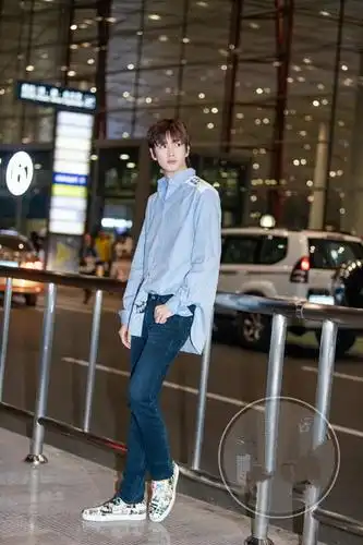 原创陈宥维前往巴黎男装周身穿衬衫脚穿铆钉鞋在机场就被帅到