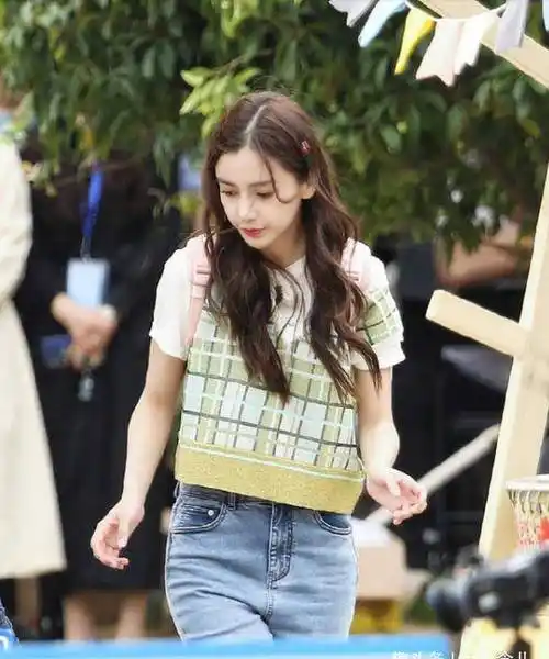 手和蔡徐坤放在一起,不相信自己的眼睛_杨颖_肤色_收获