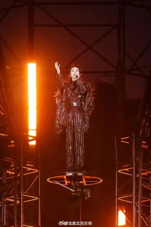 华晨宇鸟巢四面台演唱会第一人#首位在鸟巢开四面台演唱会的歌手!