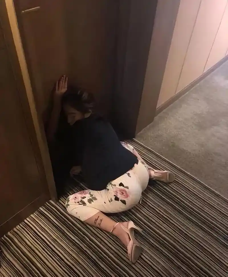 纪实:女子酒后醉倒街头,躺地上呼呼大睡,泰迪趴身上都没反应