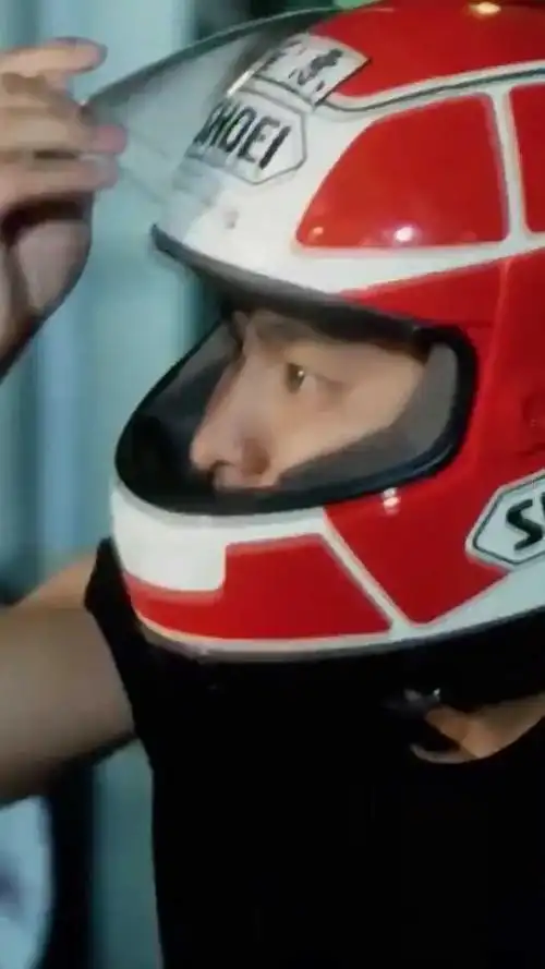 人潮汹涌刘德华重现骑机车形象还是一如既往的帅