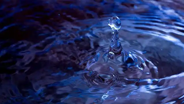 水滴是怎样融入水面的?镜头放慢100倍,神奇的现象发生了!