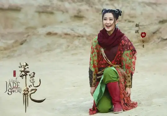 《莽荒纪》甄琪率性洒脱 双丸子头造型成最可爱养蛇少女