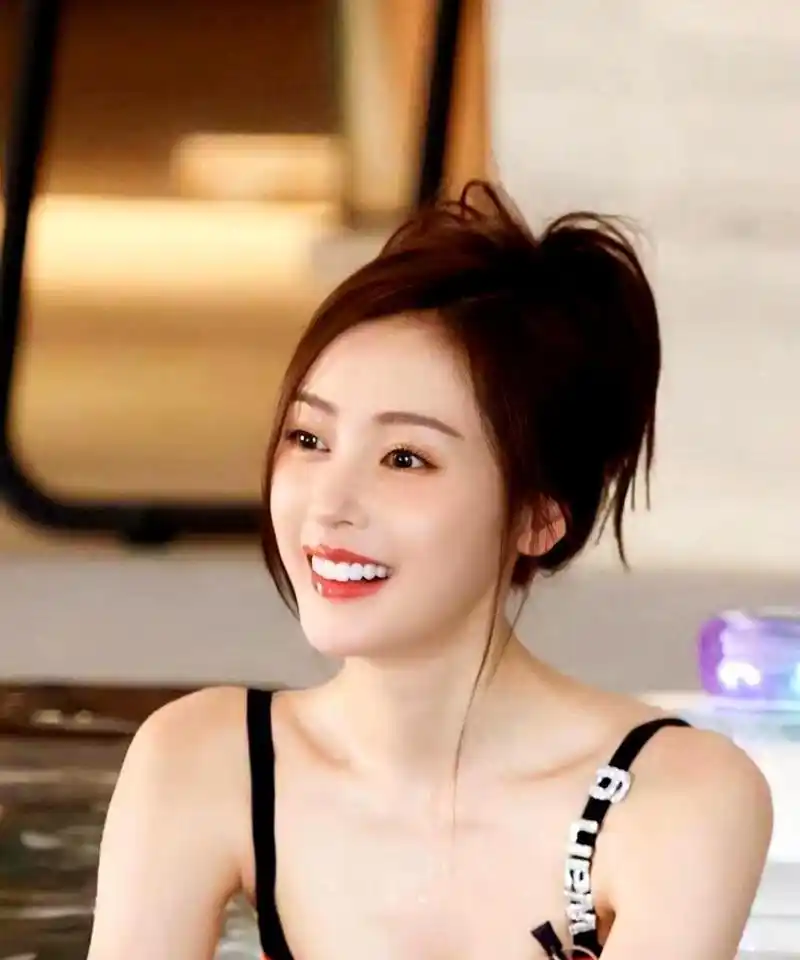 张天爱的笑容真的很温暖,仿佛能够融化人心.