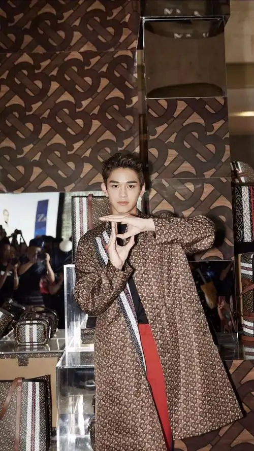 黄旭熙粉丝控诉被区别对待,签售会上对粉丝冷脸,他没那么红吧