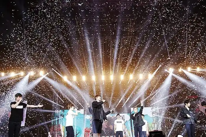 exo澳门演唱会,银海变成花海,让人心寒!网友:只怪唯粉太多!