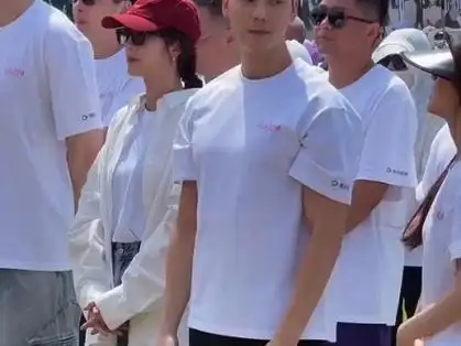 开机现场,他俩站在一起聊天的时候,身高差蛮有cp感的,陈伟霆戴着眼镜