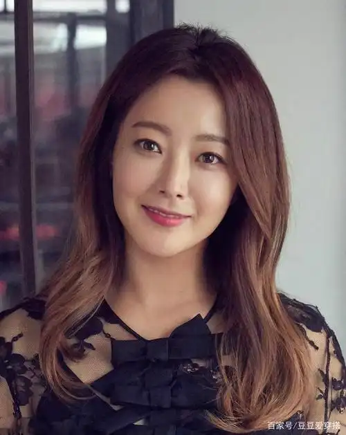 金喜善"贵妇"味十足,穿蕾丝上衣配花朵裙,果然是韩国颜值担当