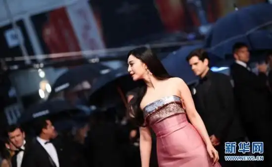 范冰冰亮相戛纳电影节红毯抹胸长裙拖地造型惊艳2