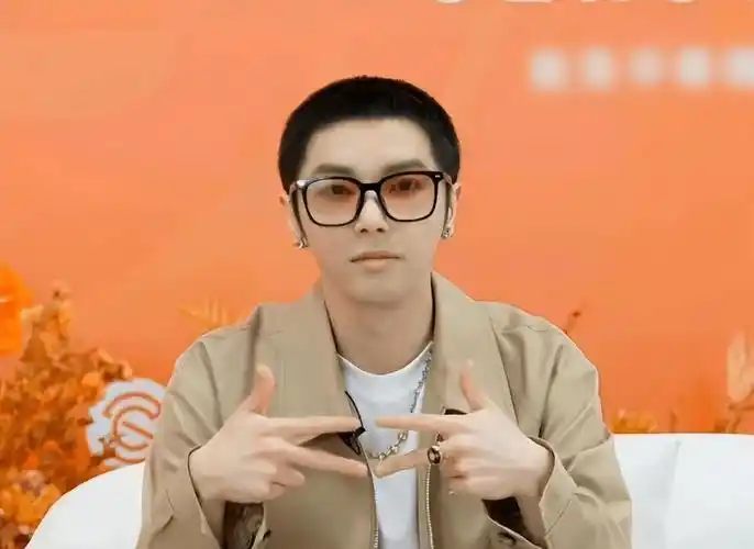 平头出镜,戴着金框眼镜,整个人显得憨憨的～近日,华晨宇再次登上热搜