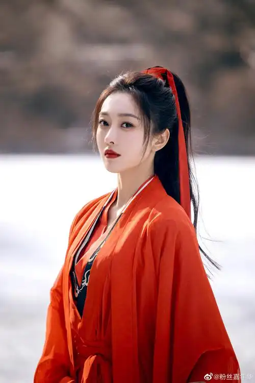 且试天下中的凤栖梧马尾高束红衣骑装