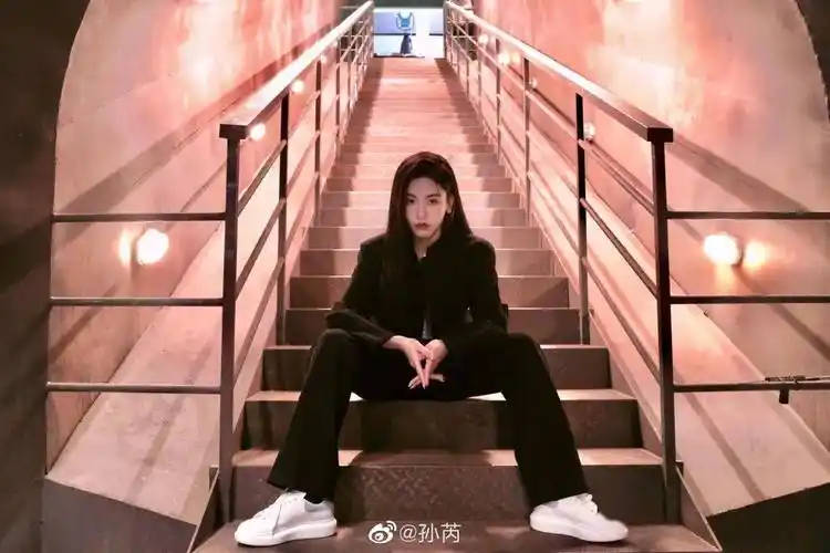 您的男友系拽姐,请查收~_孙芮_黑色_尼达