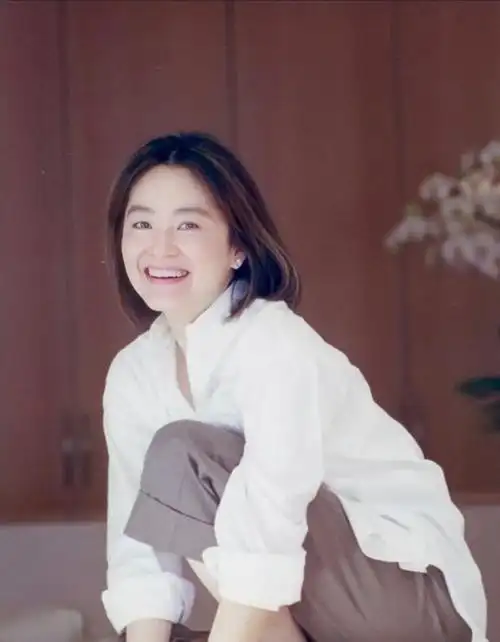 林青霞依然美到惊艳,穿搭极简优雅大方,自然老去也足够美|发型|短发