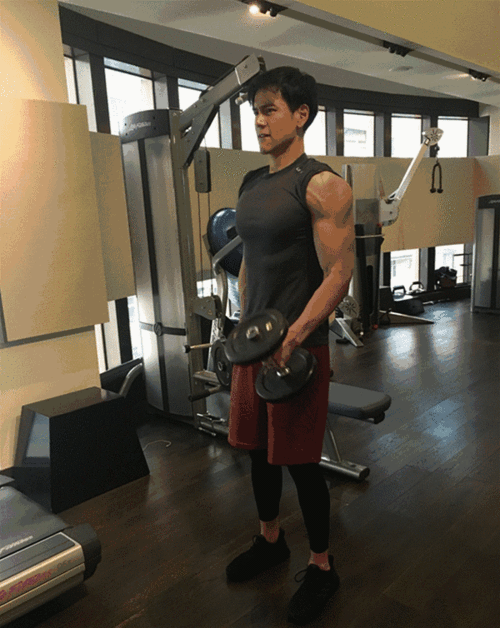 各种运动成了家常便饭,在自己的社交媒体上,也是时常为肌肉打卡.