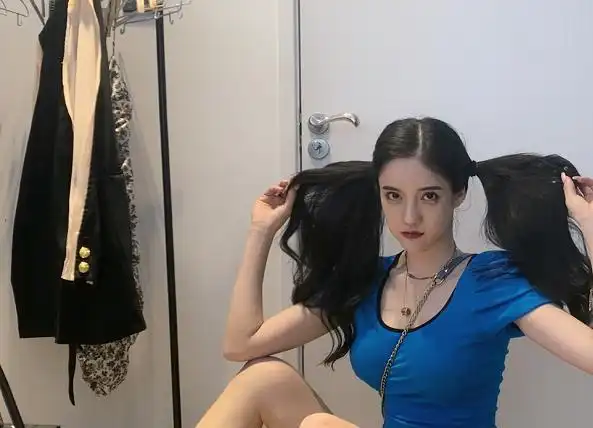 潘南奎拿相机怼脸拍,眼睑下至突兀嘴巴周围凹陷,整容痕迹太明显