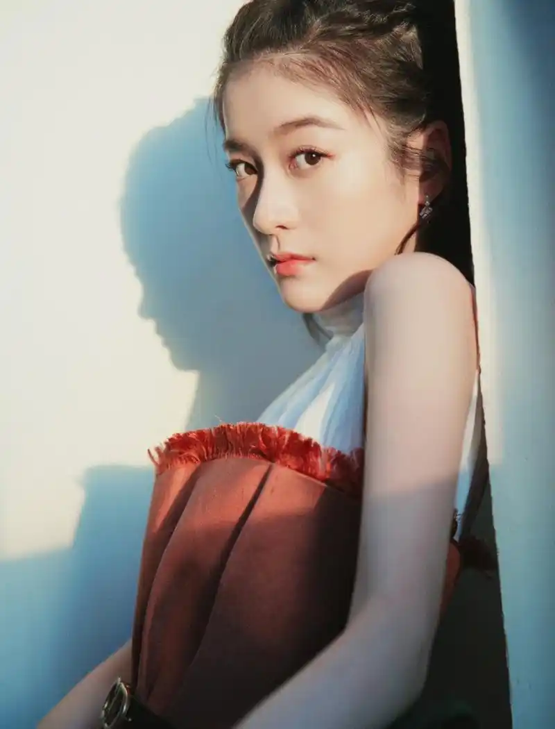 张雪迎sophie 身穿一袭橘红连衣裙,亮色衬托少女元气满满,搭配鞭炮辫