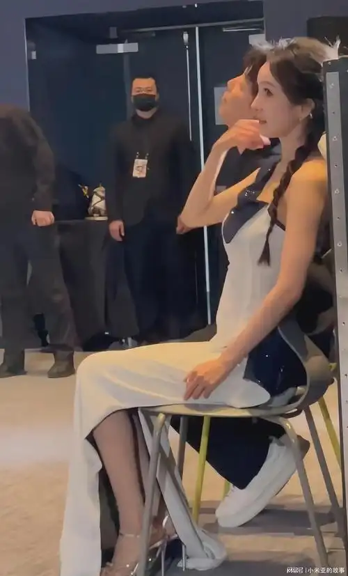 杨幂后台直拍流出乖巧坐姿成焦点网友班花级女神