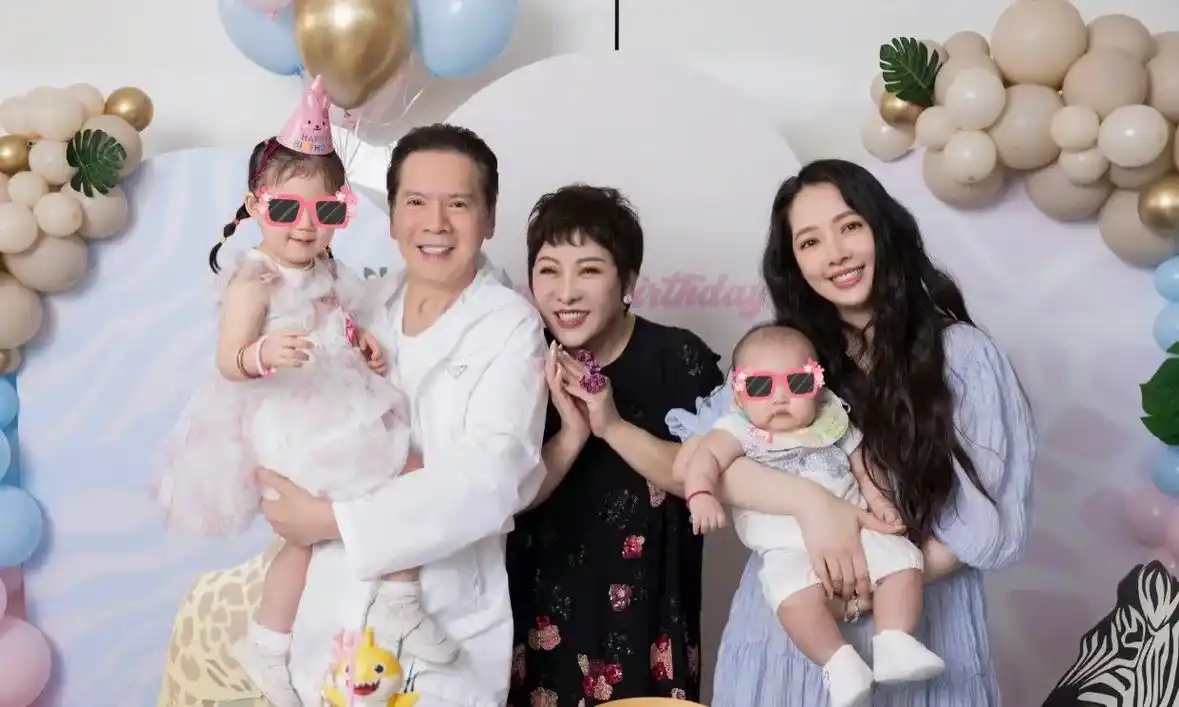 63岁向太罕晒年轻旧照!甜蜜表白老公向华强,美貌不输儿媳郭碧 - 抖音