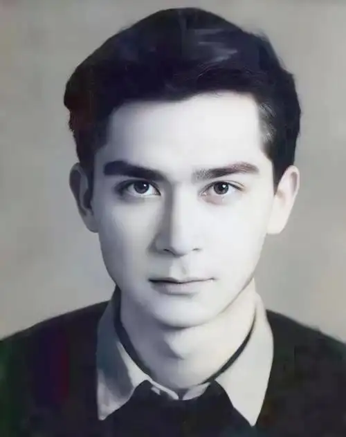 为了预防女生过早"犯花痴",教材放丑照,原来这些名人这么帅!